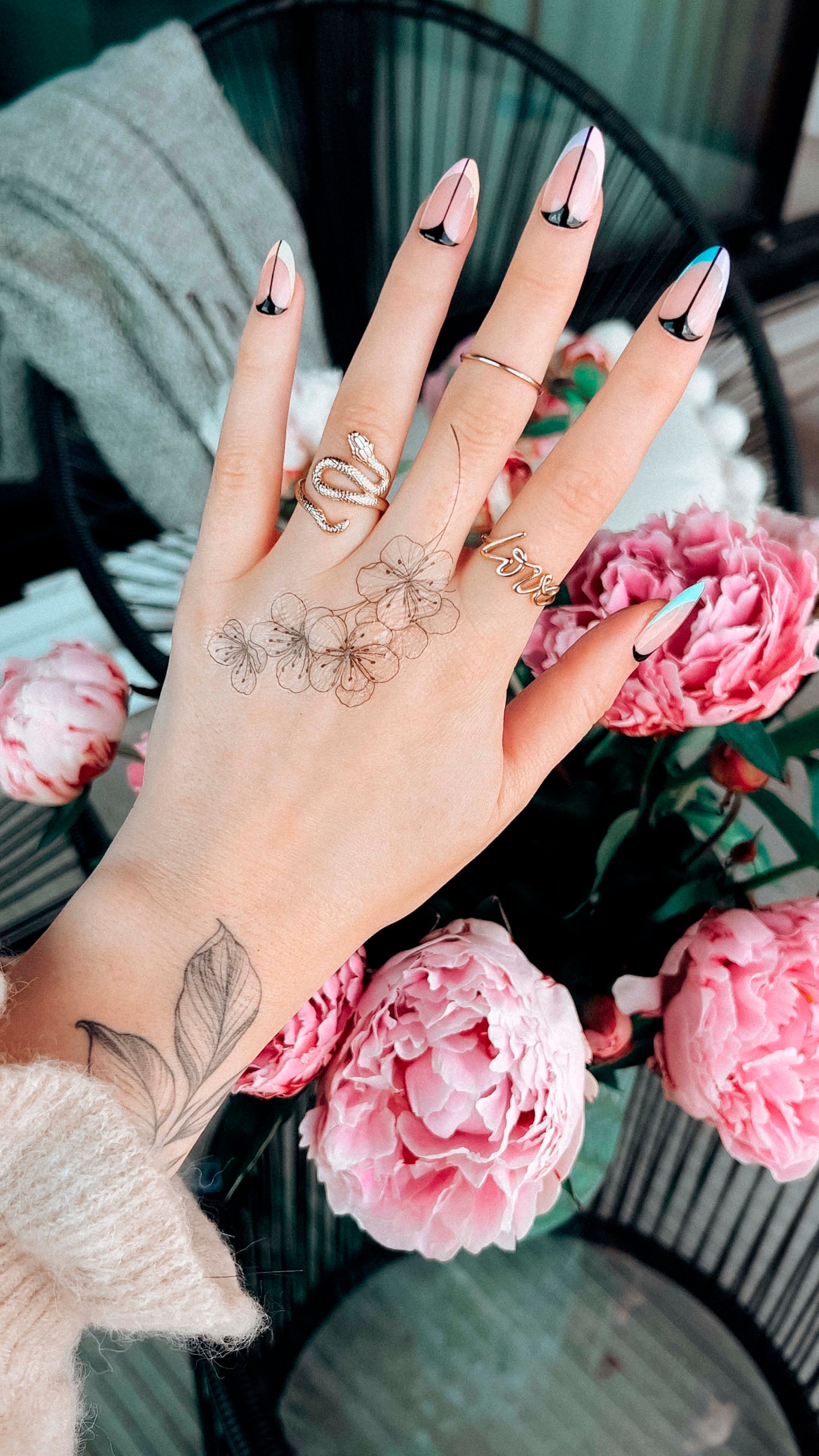 Birth flower bouquets 💐 Fine line, custom, birth flower bouquets for those  most dear to her heart! Tattoo by Jennifer ✨ #finelin... | Instagram